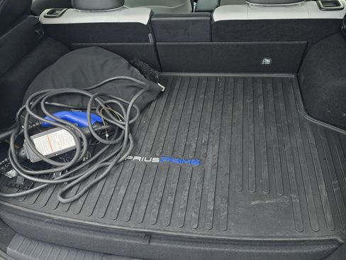 Used 2018 Toyota Prius Prime Premium image 17