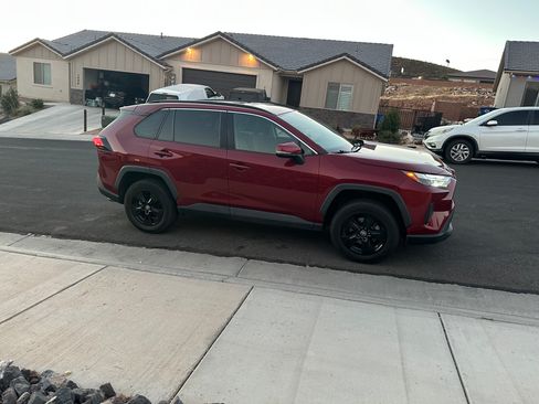 Used 2023 Toyota RAV4 XLE AWD/4WD image 5