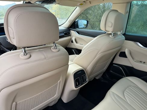 Used 2017 Maserati Levante w/ Luxury Package image 24