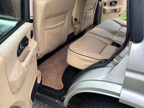 Used 2004 Land Rover Discovery SE image 10