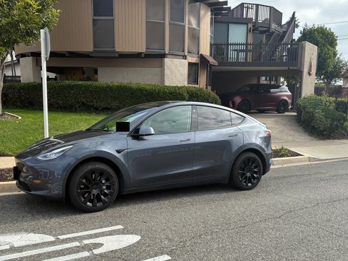 Used 2021 Tesla Model Y Standard Range Sport Utility 4 image 1