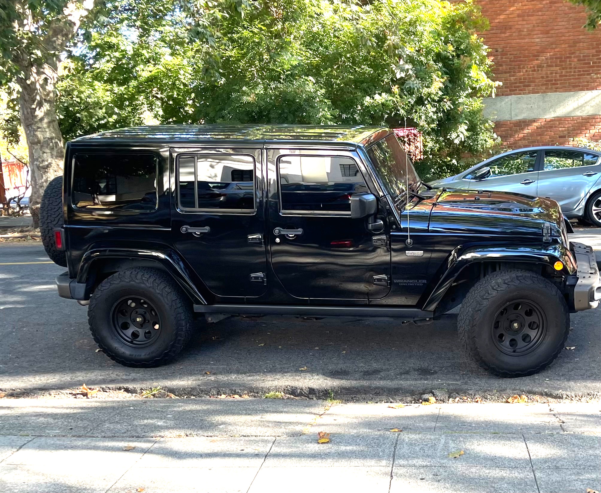 Used 2017 Jeep Wrangler Unlimited Sahara AWD/4WD image 6