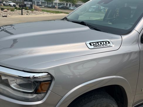 Used 2019 RAM 1500 Laramie AWD/4WD image 11