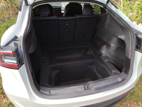 Used 2020 Tesla Model Y Long Range image 11