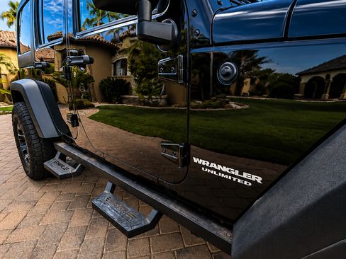 Used 2016 Jeep Wrangler Unlimited Rubicon w/ Connectivity Group AWD/4WD image 4