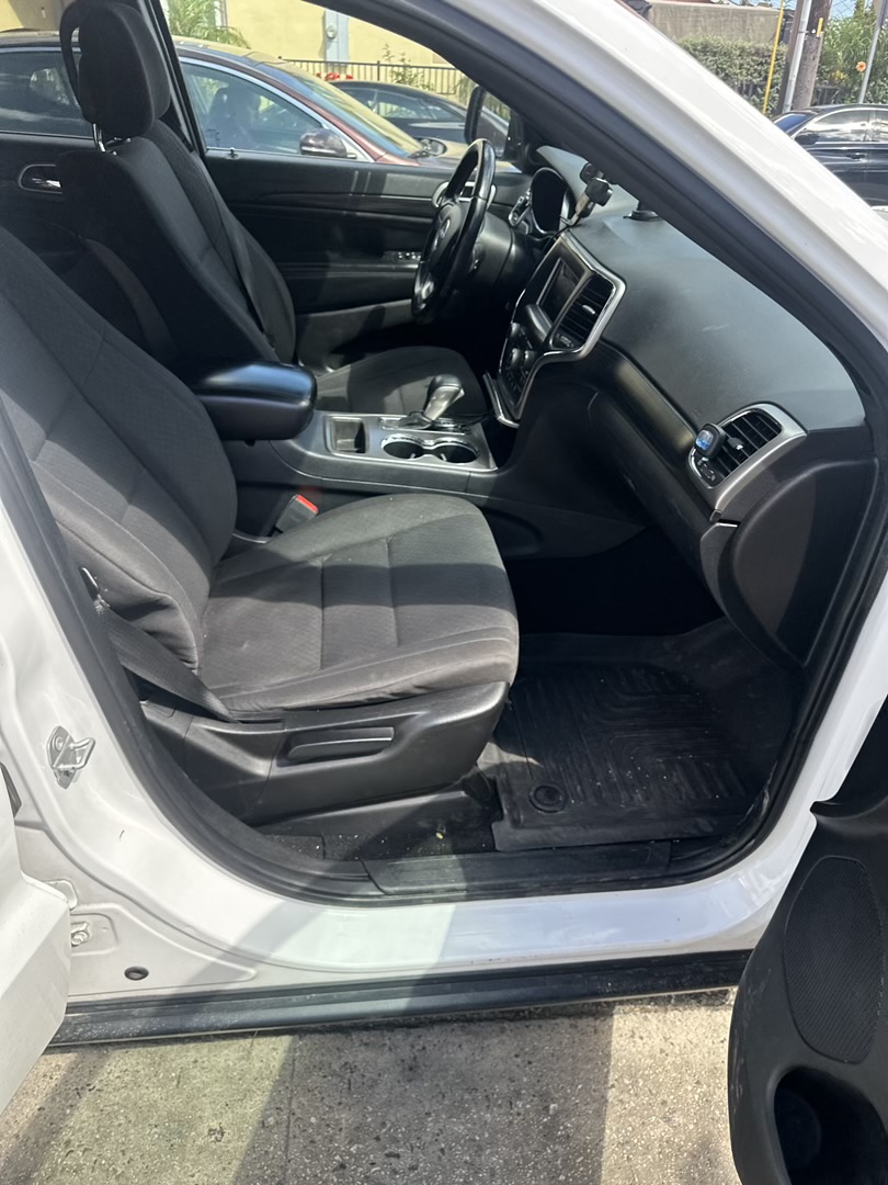 Used 2019 Jeep Grand Cherokee Laredo RWD image 9