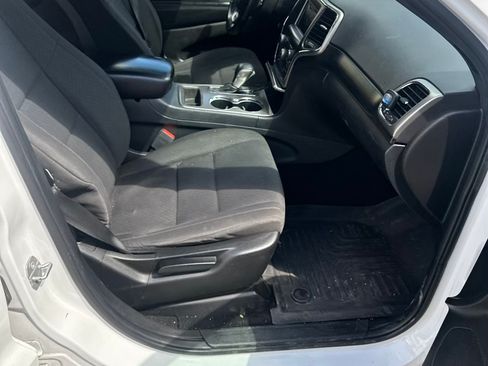 Used 2019 Jeep Grand Cherokee Laredo RWD image 9
