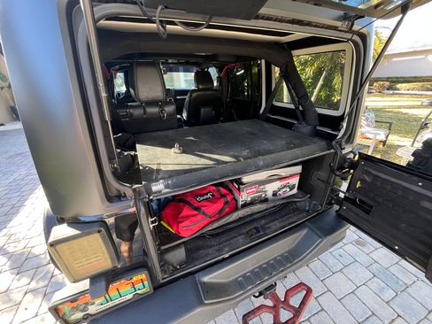 Used 2016 Jeep Wrangler Unlimited Rubicon image 10