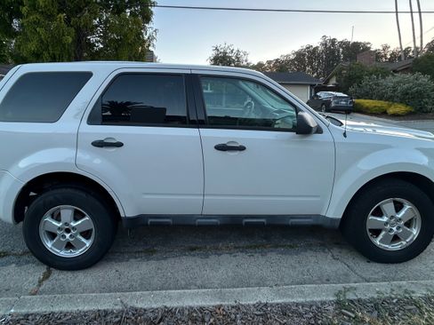 Used 2010 Ford Escape XLS FWD image 2