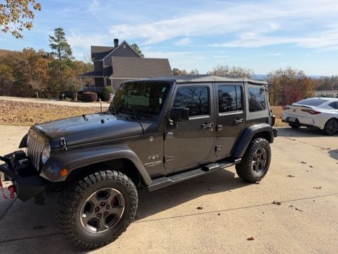 Used 2018 Jeep Wrangler Unlimited Sahara w/ Connectivity Group image 13