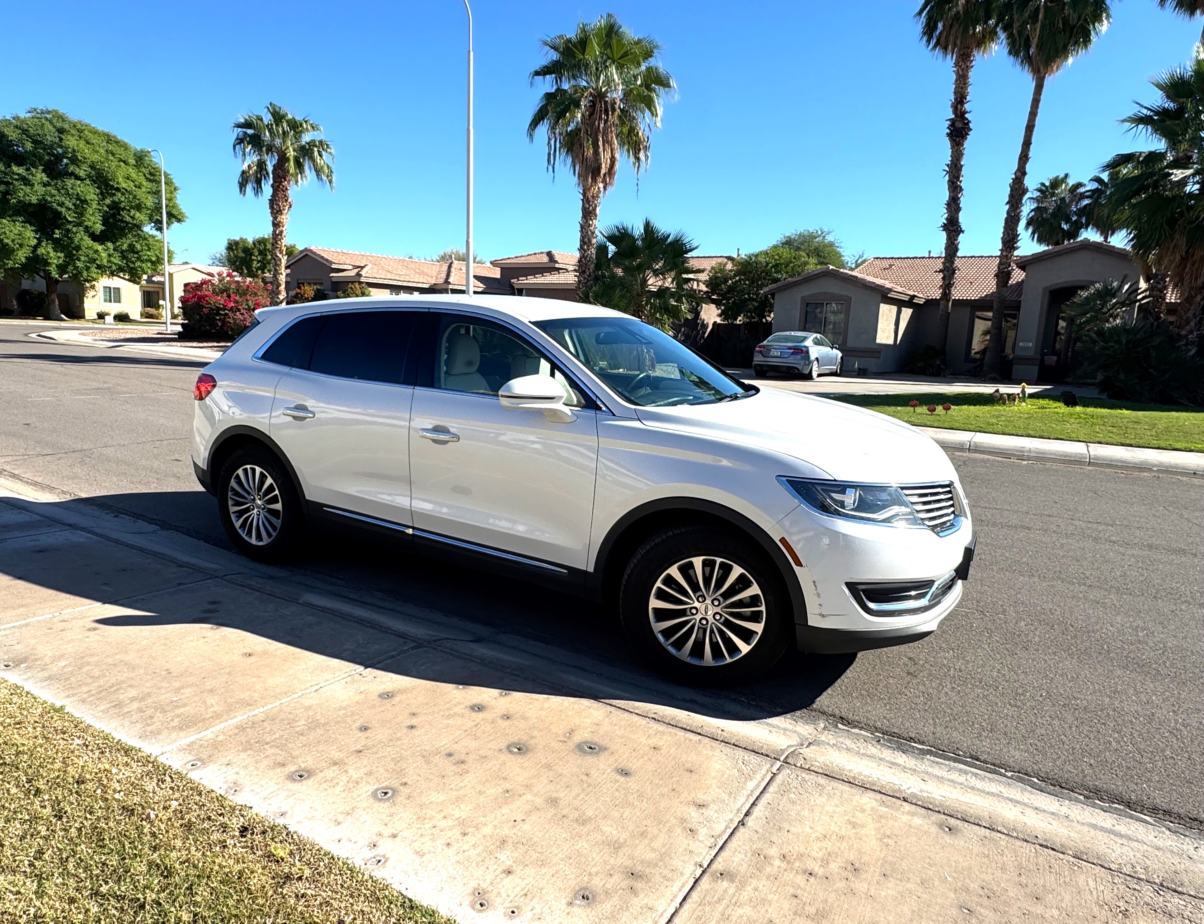 Used 2016 Lincoln MKX Select w/ Select Plus Package FWD image 1