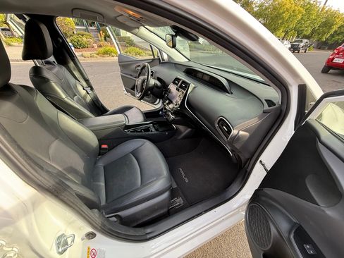 Used 2021 Toyota Prius XLE image 12