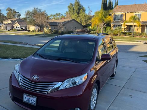 Used 2015 Toyota Sienna XLE image 2