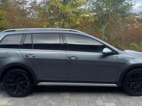 Used 2017 Volkswagen Golf Alltrack SEL image 1