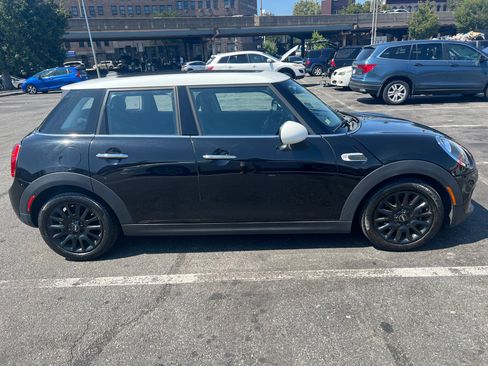 Used 2019 MINI Cooper 4-Door Hardtop image 4