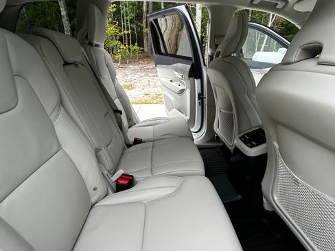 Used 2024 Volvo XC90 T8 Ultimate w/ Protection Package Premier AWD/4WD image 9