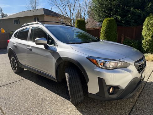 Used 2021 Subaru Crosstrek 2.0i Premium w/ Moonroof Package image 2