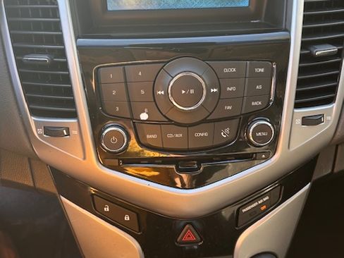 Used 2011 Chevrolet Cruze LT image 11