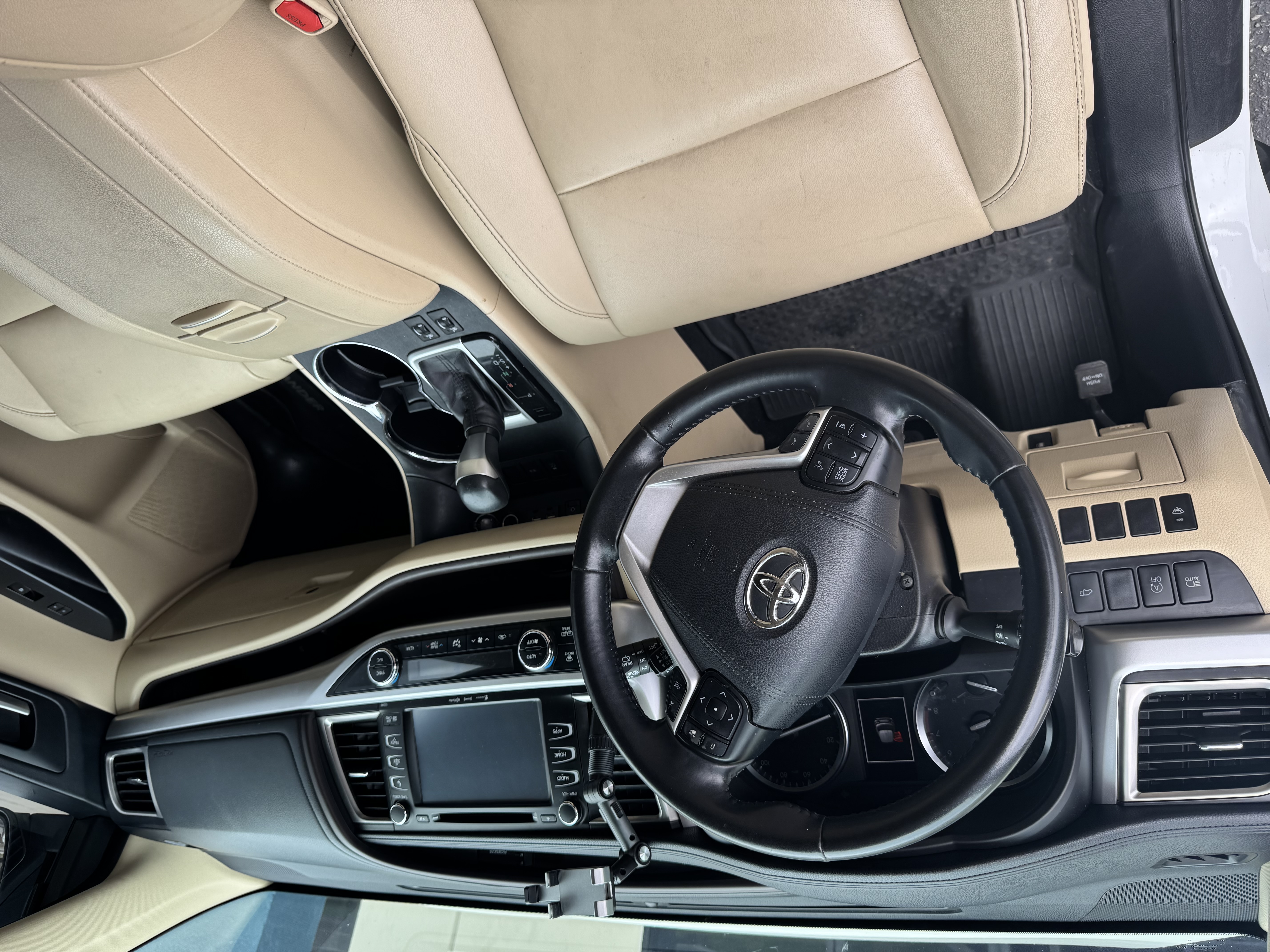 Used 2019 Toyota Highlander XLE FWD image 8