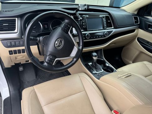 Used 2019 Toyota Highlander XLE FWD image 8