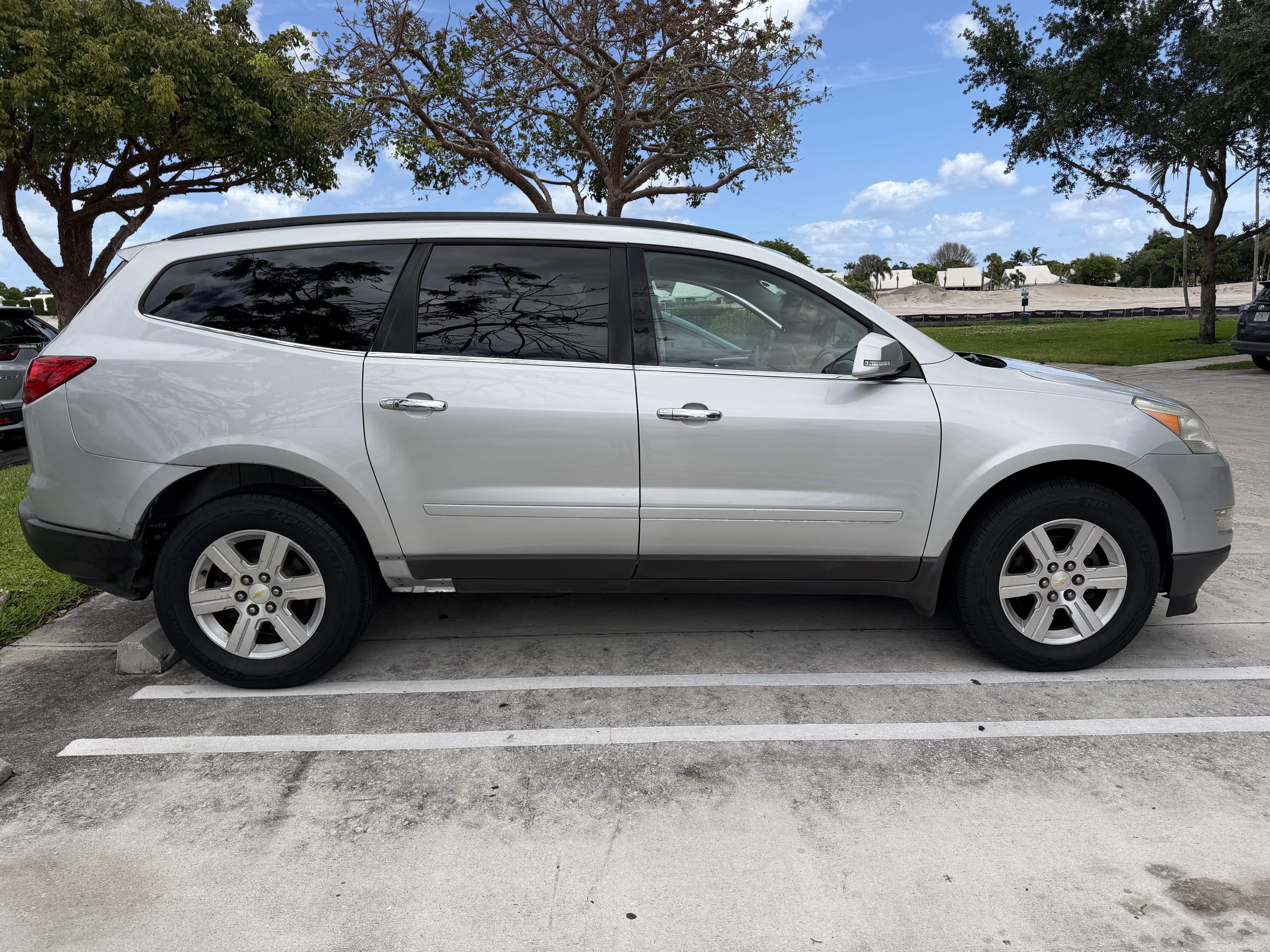Used 2011 Chevrolet Traverse LT FWD image 4