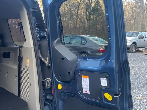 Used 2020 Ford Transit Connect XLT w/ Trailer Tow Package image 10