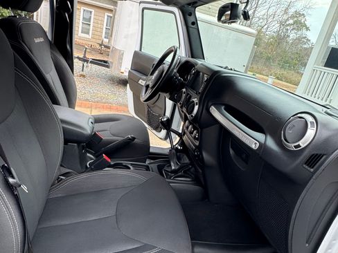 Used 2017 Jeep Wrangler Unlimited Sahara w/ Connectivity Group image 11