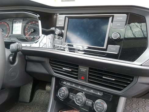 Used 2021 Volkswagen Jetta SE w/ SE Cold Weather Package image 6