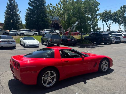 Used 2000 Chevrolet Corvette Coupe w/ Memory Pkg RWD image 2