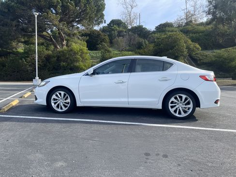 Used 2017 Acura ILX image 2