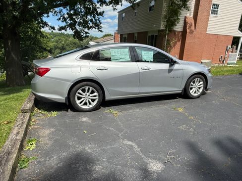 Used 2018 Chevrolet Malibu LT FWD image 2