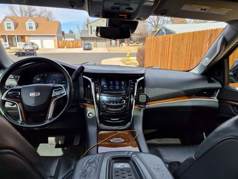 Used 2017 Cadillac Escalade ESV Luxury image 5