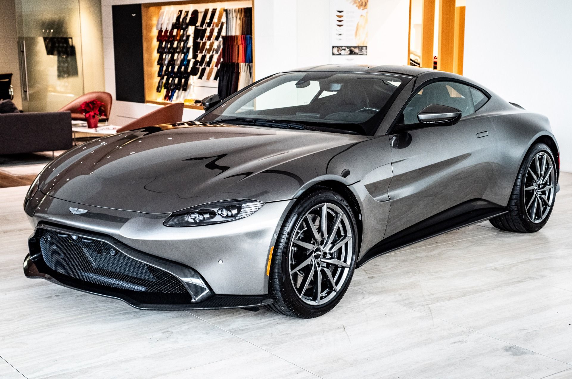 Used 2019 Aston Martin V8 Vantage Coupe RWD image 1