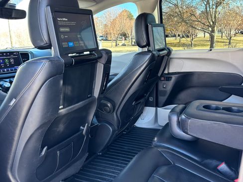 Used 2022 Chrysler Pacifica Touring-L w/ Uconnect Theater Family Group FWD image 8