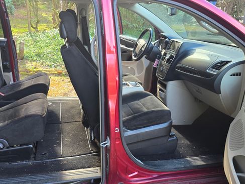 Used 2011 Chrysler Town & Country Touring w/ Driver Convenience Group image 11