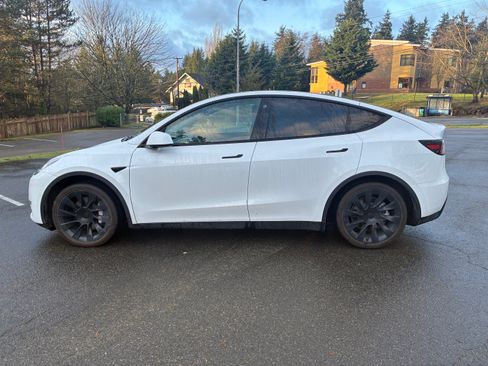 Used 2021 Tesla Model Y Long Range image 2