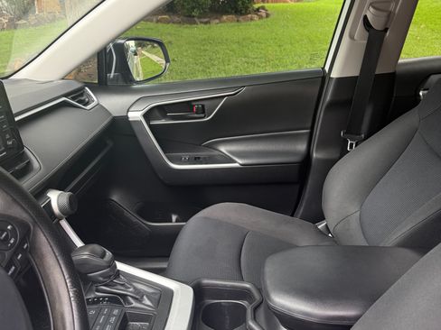 Used 2020 Toyota RAV4 LE AWD/4WD image 16