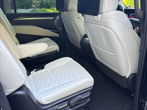 Used 2025 Cadillac Escalade ESV V image 11