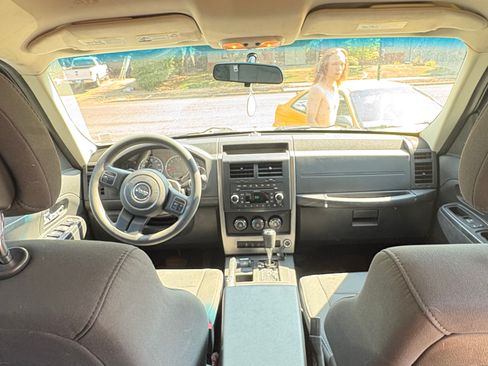 Used 2011 Jeep Liberty Sport AWD/4WD image 5