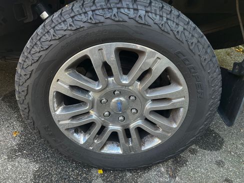 Used 2011 Ford F150 Lariat w/ Lariat Chrome Pkg image 13