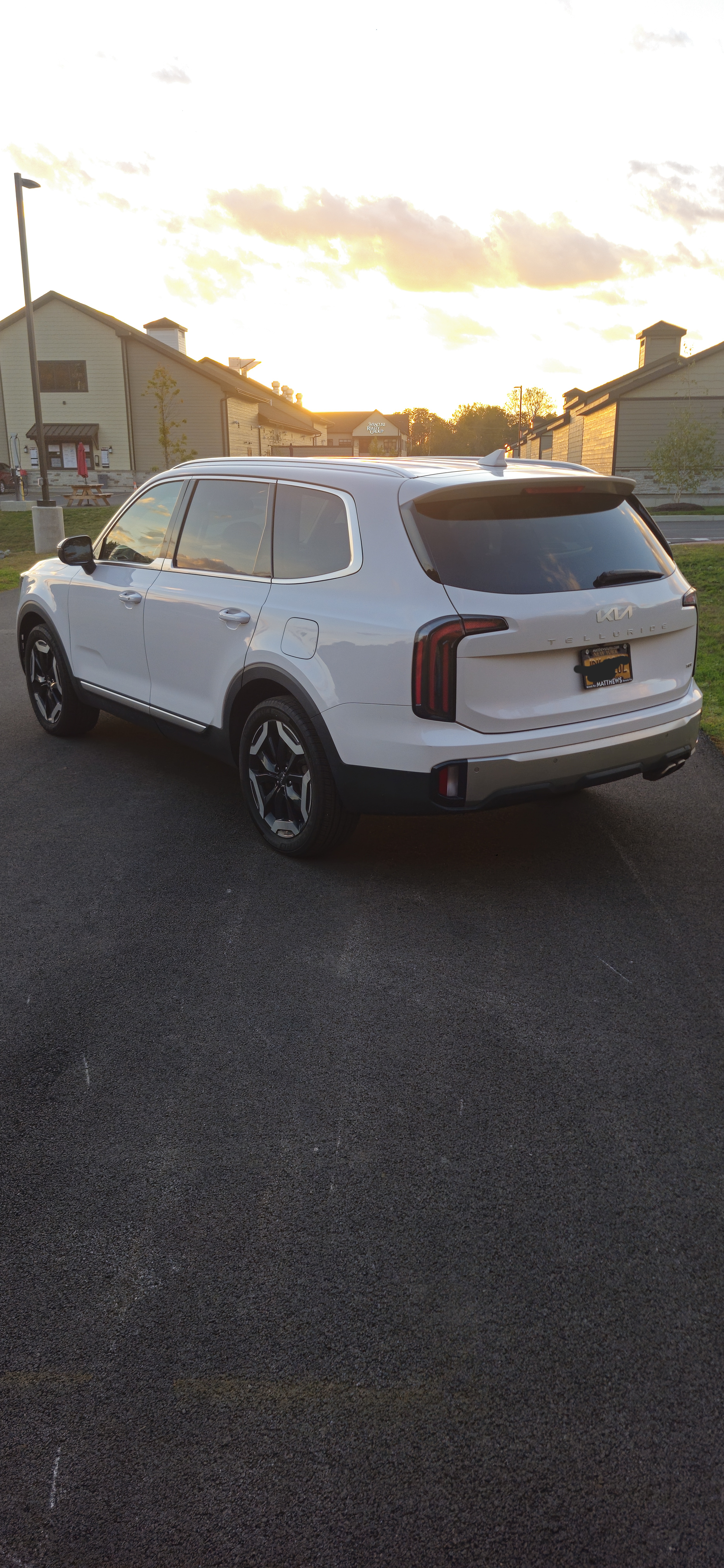Used 2023 Kia Telluride EX w/ EX Captain's Chair Package AWD/4WD image 2