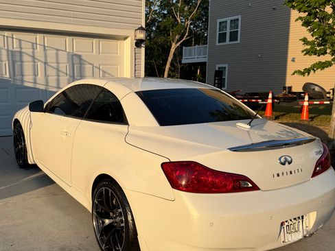 Used 2010 INFINITI G37 Convertible w/ Premium Pkg RWD image 4