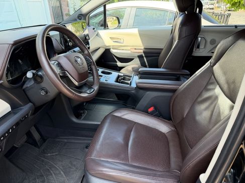 Used 2021 Toyota Sienna Platinum image 4
