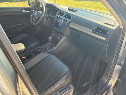 Used 2021 Volkswagen Tiguan SE w/ Panoramic Sunroof Package image 12