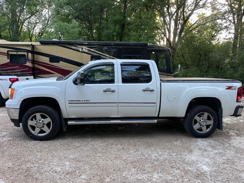 Used 2011 GMC Sierra 2500 Denali w/ Suspension Package, Off-Road AWD/4WD image 2
