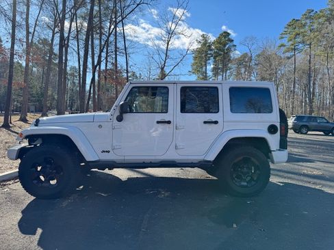 Used 2016 Jeep Wrangler Unlimited Sahara w/ Connectivity Group image 8