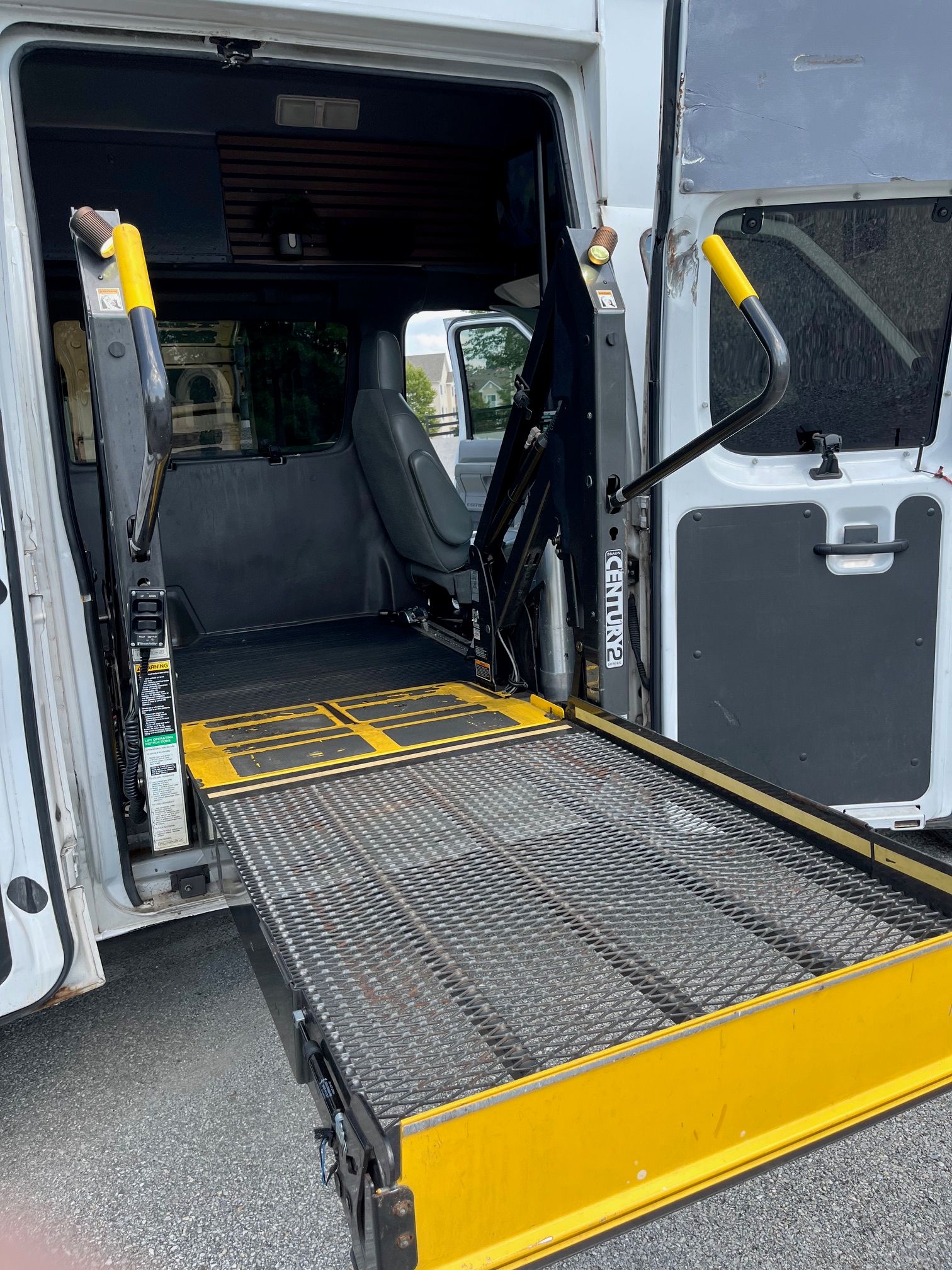 Used 2010 Ford E-350 and Econoline 350 Extended Super Duty RWD image 19