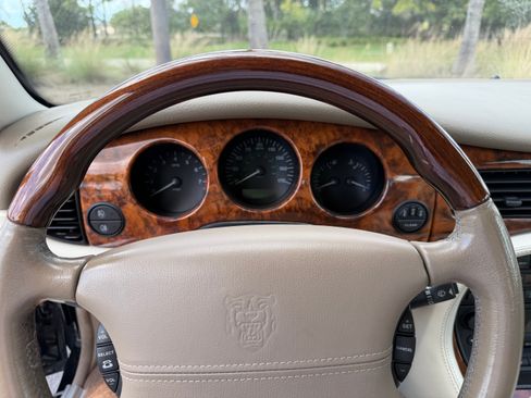 Used 2003 Jaguar XJ8 image 24