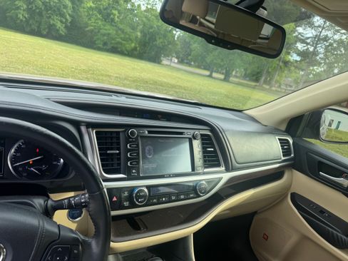 Used 2015 Toyota Highlander Limited w/ Driver Technology Package image 11