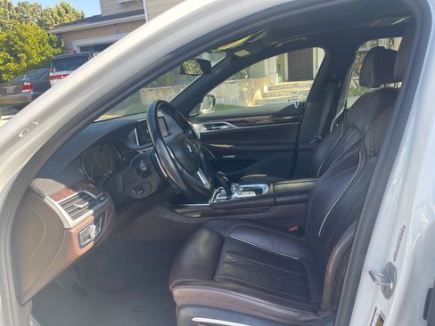 Used 2017 BMW 740i image 9